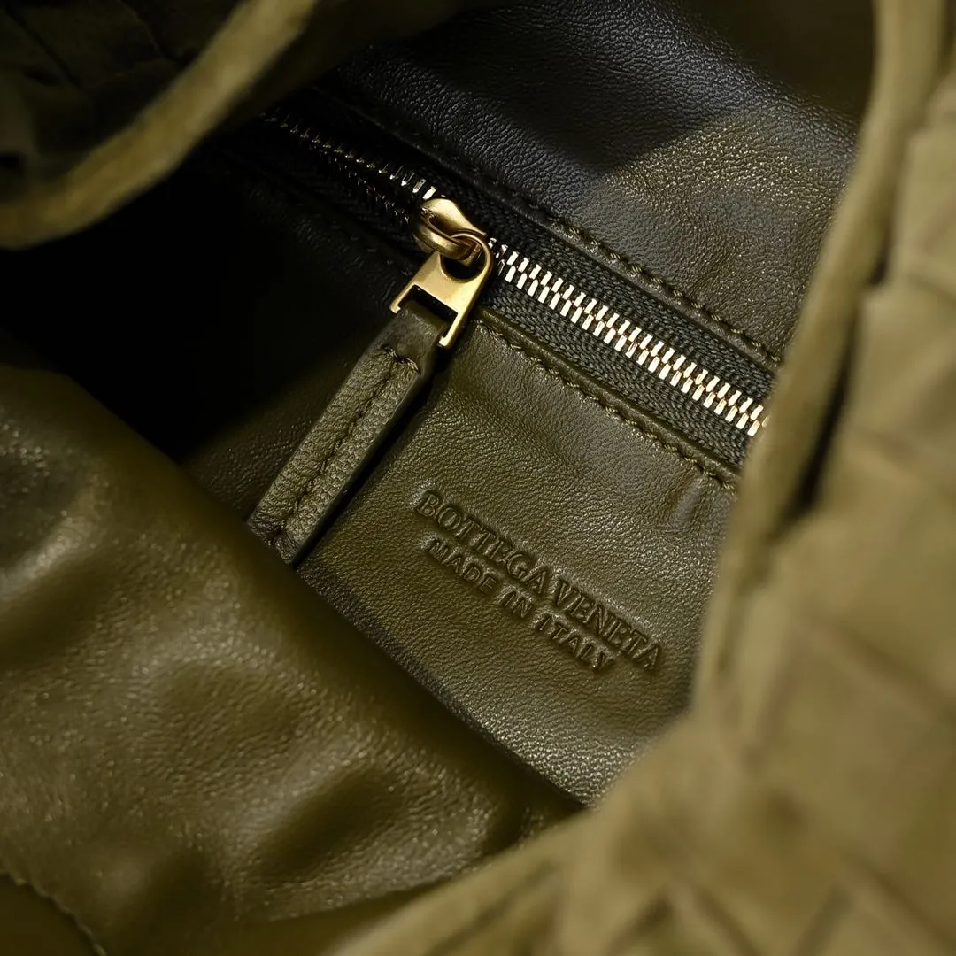 Batch 1860 #Bv new small HOP bag-nubuck leather is here! The bag body and handles are made of a whole piece of woven leather. The bag body is soft and lazy. Hop symbolizes the praise of innovation and eternal craftsmanship [love]. The pyramid silhouette combines practicality and fashion. It is modern and casual. The double-sided closure design of the bag mouth is more convenient and safe! The cowhide texture also makes the bag more wear-resistant and durable. A must-have for fashionable ladies who like minimalism yet comfortable and casual! Size: 41x20.5x7.5, Model: 3966#一